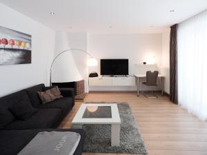 a living room with a couch and a tv at city boarding lippstadt in Lippstadt