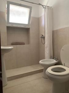 um banheiro com vaso sanitário, chuveiro e pia em Pucara del Este em Punta del Este