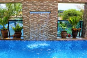 a swimming pool with a fountain in a house at Playa el Mansito Apartamento Ocean Sun in Punta Blanca