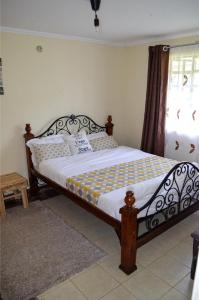 1 dormitorio con 1 cama grande en una habitación en ELDORET STAYS en Eldoret