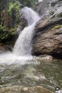 una cascada a orillas de un río en Vila Torres, en Cachoeiras de Macacu