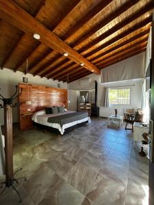 聖塔特雷西塔的住宿－Mar & Campo，一间卧室设有一张床和木制天花板