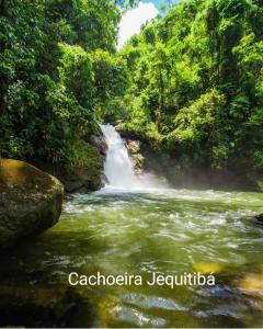 una cascada en medio de un río en Vila Torres, en Cachoeiras de Macacu