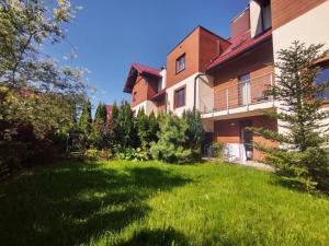 Vonkajšia záhrada v ubytovaní APARTAMENT POD GWIAZDAMI, z dwoma ogródkami i dwoma tarasami