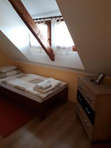 PécselyにあるKikapcsol-lakの小さなベッドルーム(ベッド1台、窓付)