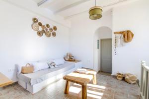 uma sala de estar branca com um sofá e uma mesa em Empiria House - Agia Irini - Paros em Agia Irini Paros
