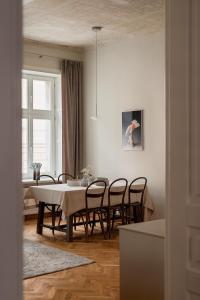 - une salle à manger avec une table et des chaises dans l'établissement Michałowskiego 11, à Cracovie