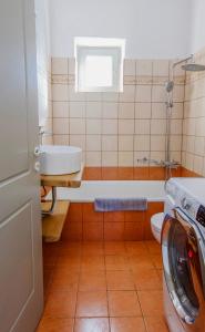 uma casa de banho com uma banheira, um lavatório e uma máquina de lavar roupa em Empiria House - Agia Irini - Paros em Agia Irini Paros