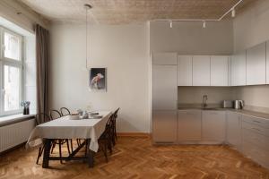 - une cuisine et une salle à manger avec une table et des chaises dans l'établissement Michałowskiego 11, à Cracovie