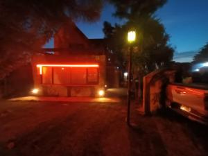 una luz de la calle frente a una casa por la noche en Casa Frodo Bolson en San Miguel del Monte