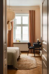 - une chambre avec un lit, un bureau et une fenêtre dans l'établissement Michałowskiego 11, à Cracovie