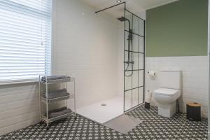 La salle de bains est pourvue de toilettes et d'une douche en verre. dans l'établissement Poppy's Pad - Winchester Road, à Liverpool