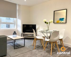 Televizors / izklaižu centrs naktsmītnē 1 Bedroom Apartment by Central Serviced Apartments - Modern - FREE Street Parking - Close to University of Dundee - Weekly-Monthly Stay Offers - Wi-Fi - Cosy Little Apartment
