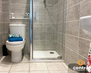 bagno con doccia e servizi igienici. di 1 Bedroom Apartment by Central Serviced Apartments - Walk Away From Main Attractions - Parking Available - Close to Bus and Train Station - Easy Access to City Centre - Wi-Fi - Fully Equipped - Monthly-Weekly Stay Offers a Dundee
