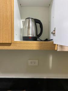 马尼拉SHELL RESIDENCE C6 shortwalk MALL OF ASIA的厨房橱柜顶部的茶壶