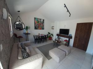 ein Wohnzimmer mit einem Sofa und einem Tisch in der Unterkunft Maria Blanca in Santeagueda