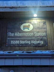 um sinal para a estação de litzvention em um edifício em The Hibernation Station em Sterling