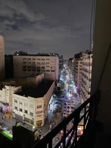 widok na tętniącą życiem ulicę w nocy w obiekcie Yacoubian Suites w Kairze