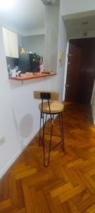 taburete en una cocina con mesa en una habitación en Departamento en buenos aires en Buenos Aires