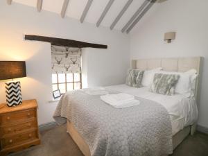 a bedroom with a bed and a window at Edmunds Cottage in Bedale