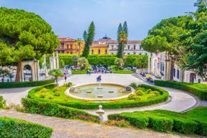 uitzicht op een park met een fontein en bomen bij Suite Caronda in Catania