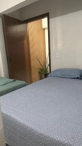 南舊金山的住宿－Residencial Maldonado Eckert - Enseada - Praia Grande，一间卧室设有两张床和推拉门