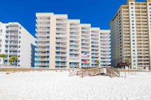 - une vue sur deux grands bâtiments sur la plage dans l'établissement Beachfront Condo Balcony Pools Spacious Sauna, à Delta