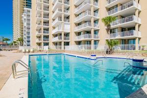 una piscina frente a un gran edificio de apartamentos en Beachfront Condo Balcony Pools Spacious Sauna, en Delta