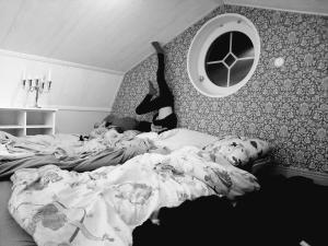 a young boy laying in bed in a bedroom at Charmigt hus och mysigt boende! in Hudiksvall