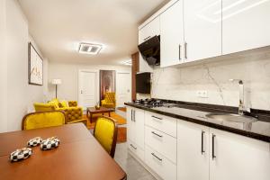 Η κουζίνα ή μικρή κουζίνα στο Bellavia Deluxe Apart +78 φωτογραφίες