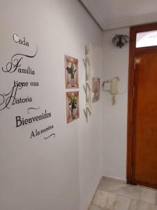 una habitación con una pared con escritura en la pared en El Patio de Lola, en Córdoba