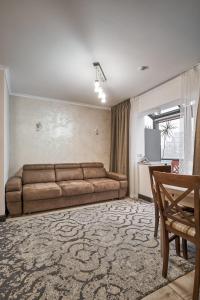 uma sala de estar com um sofá castanho e uma mesa em Zaporizʹka Sich em Bukovel