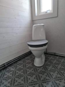 uma casa de banho com WC no canto de um quarto em Charmigt hus och mysigt boende! em Hudiksvall