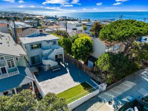 una vista aerea di una casa con l'oceano sullo sfondo di Downtown Manhattan Beach Walk Street a Manhattan Beach