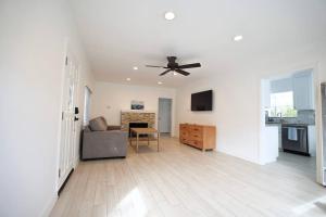 a living room with a ceiling fan and a table at Downtown Manhattan Beach Walk Street in Manhattan Beach