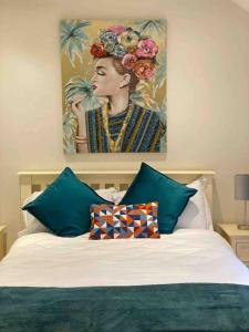una pintura de una mujer sentada en una cama con almohadas en Modern family home en Castleisland