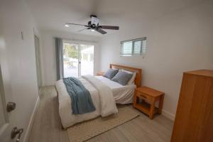 a bedroom with a bed and a ceiling fan at Downtown Manhattan Beach Walk Street in Manhattan Beach