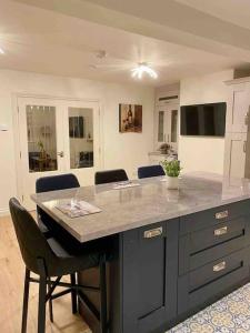 TV a/nebo společenská místnost v ubytování Modern family home