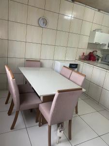 a white table and chairs in a kitchen at Casa de Everton e Tati in Triunfo