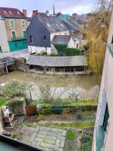 uitzicht op een rivier vanuit een gebouw bij T2 entre rivière et château centre Vitré in Vitré