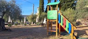 Agriturismo Villa Guarnaschelli的儿童游玩区