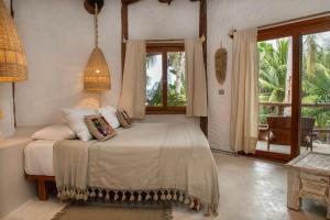 Postel nebo postele na pokoji v ubytování Mawimbi Boutique Hotel