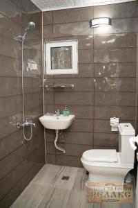 un bagno con un water e un lavandino di Къща за гости Рупите , Guest House Relax Rupite a Rupite