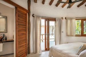 Postel nebo postele na pokoji v ubytování Mawimbi Boutique Hotel
