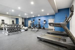 Fitness centrum a/nebo fitness zařízení v ubytování Holiday Inn Express Simi Valley by IHG
