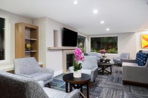 a living room with couches and a tv at Holiday Inn Express Simi Valley, an IHG Hotel in Simi Valley