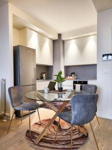 ein Esszimmer mit Glastisch und Stühlen in der Unterkunft Belgrade Waterfront - Beograd na vodi Lux Apartman in Belgrad