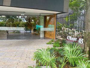 a lobby of a building with trees and plants at Moderno con vista, al lado de CC Mayorca y Metro in Sabaneta