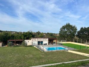 una casa con piscina y pista de tenis en Maison de rêve, en Boulogne-sur-Gesse