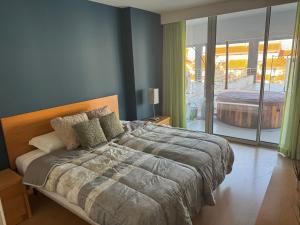 ein Schlafzimmer mit einem großen Bett und einem Balkon in der Unterkunft Newly refurbished 2 bed appt Vilamoura in Vilamoura